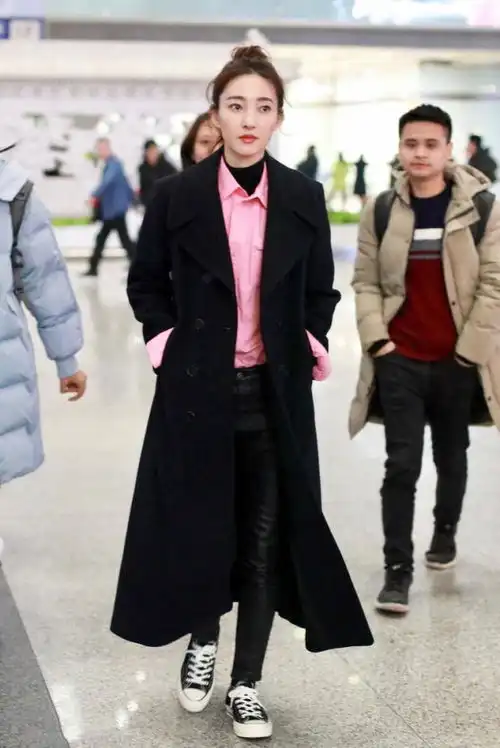 王丽坤气质无敌,穿一袭黑色大衣搭粉色衬衫干练时髦,御姐范十足