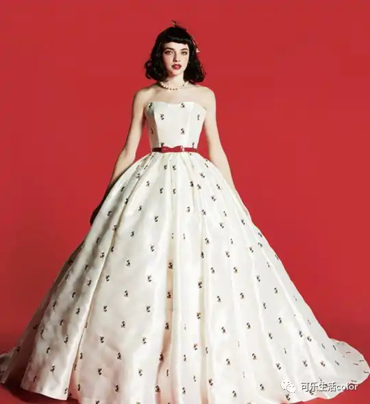 变身童话中的主角迪士尼婚纱又出新系列啦