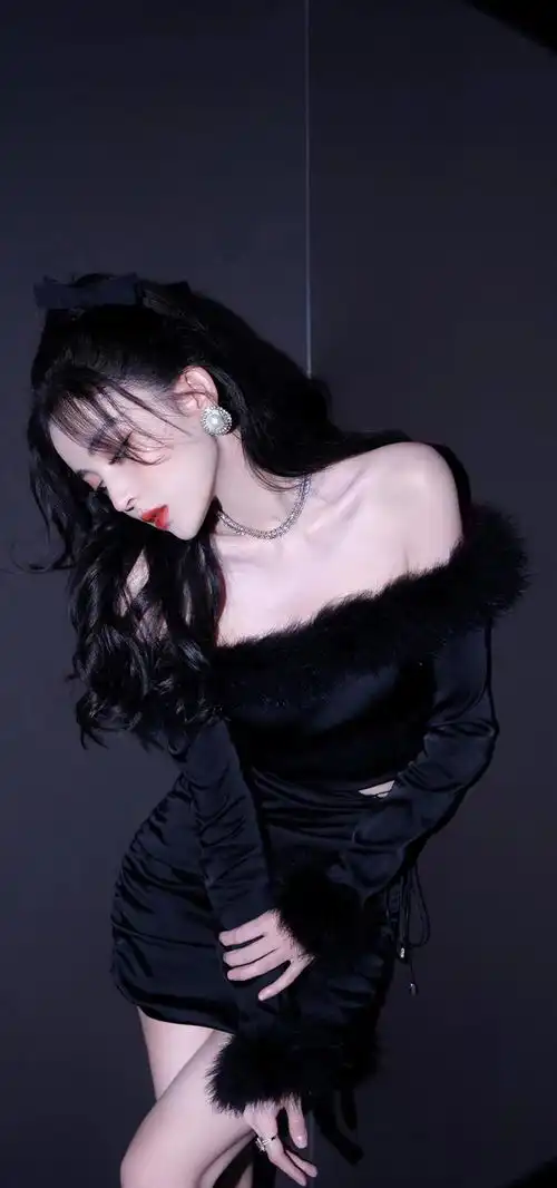 高颜值女神古力娜扎丨黑色系列时尚写真