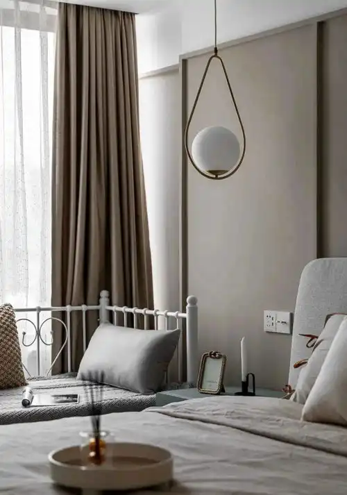 案例跳跃色彩的三口之家