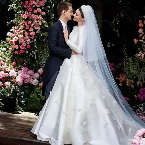 没有禁欲系高级脸,也能成维密超模,30岁离婚带娃嫁亿万美元富翁