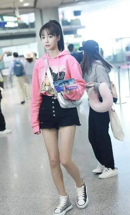 有一种时髦叫沈梦辰穿卫衣,搭配高腰短裤走机场,简约又显气质