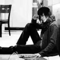 求qq头像男生黑白背景抱着脚