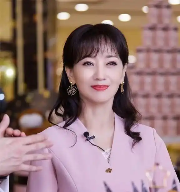 女人50岁以后发型决定状态,建议远离大背头,这些更洋气减龄