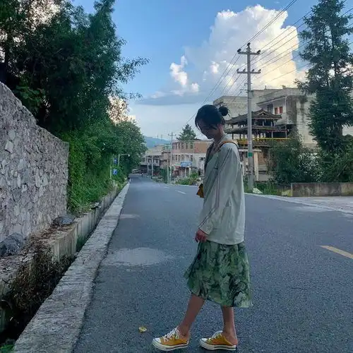 西装连衣裙简直绝配,周洁琼淡色穿搭又甜又飒,妥妥的时髦精