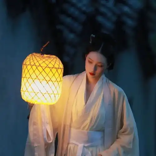 古风真人女生头像以此轮皎洁的明月,共祝我们拥有长久的欢喜与美梦