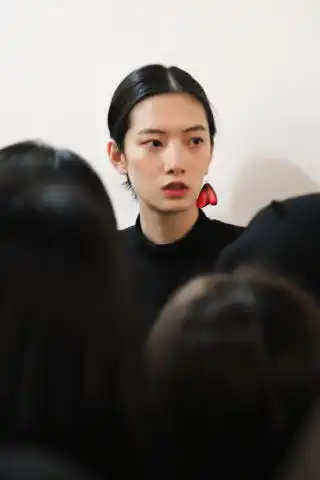 cici这气质真绝了驼色大衣搭黑色烟囱领针织衫,简单即高级