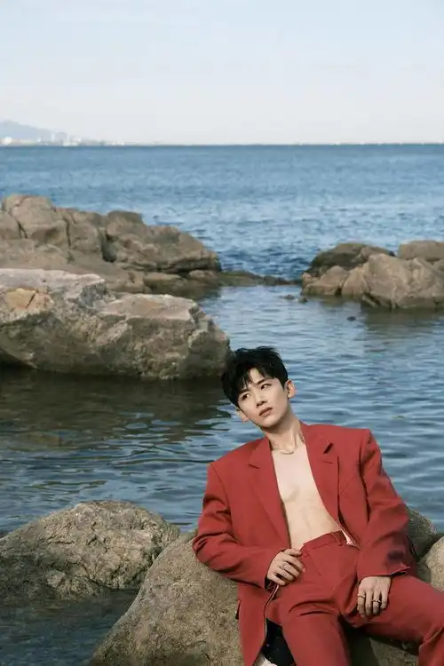 白敬亭踏浪大片少年感满分红色西装秀健硕腹肌