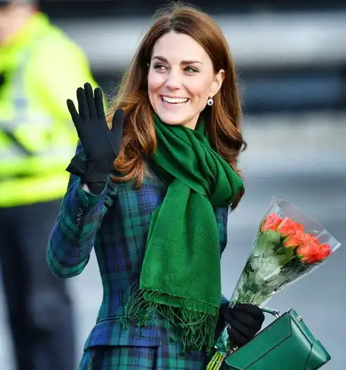 凯特王妃穿zara绿色针织衫,搭配大衣好优雅,平价单品也有高级感