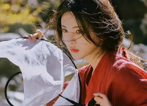 杨超越太有梗拍写真时成古风红衣侠女,转身就带沈腾手机壳上班