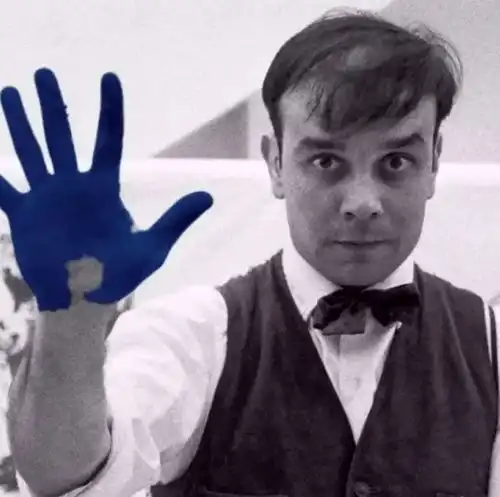 克莱因蓝色系头像伊夫·