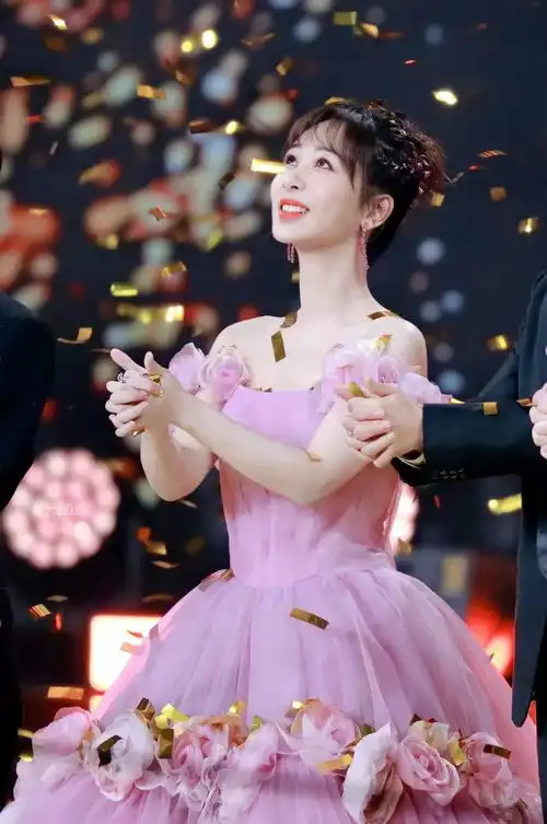 杨紫壁纸穿上婚纱你是最美丽的公主,穿上马丁靴你就是守护骑士