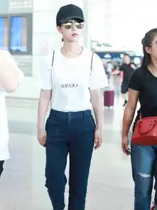 杨紫少女心爆棚,穿t恤配长裤大走机场,居然还被皮卡丘抢镜