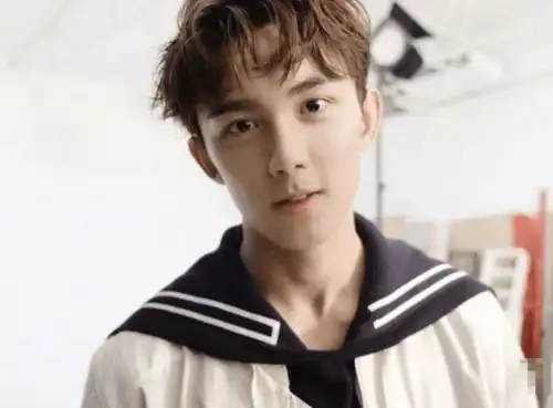 吴磊大学上课被偷拍,只有关晓彤靠近他,明星的校园生活也很无奈