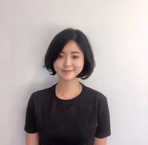 头发造型能改变女生的气质,波波头俏皮减龄,卷发造型女人味十足