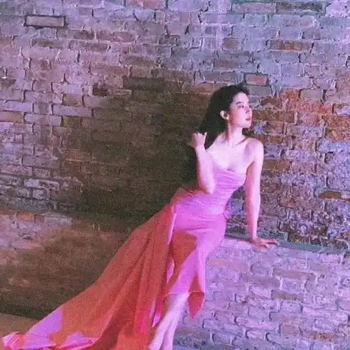 刘亦菲与lisa同框亮相,果然刘亦菲来上班,lisa眼中尽显野心