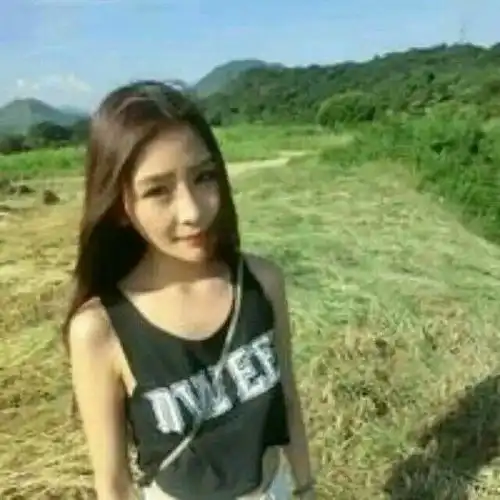 女生真人蹲下遮脸头像