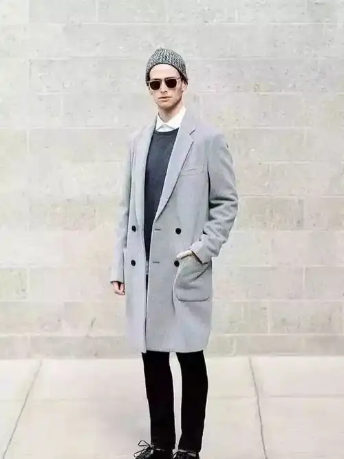 男生穿灰色蓬松棉袄下身怎么搭配