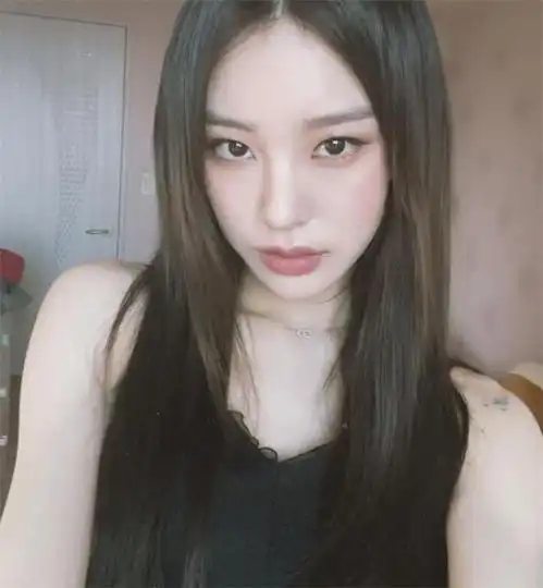 韩国健身女孩红遍网络,皮肤白皙身材火辣,被大家称为猫系女孩肌肉塑形深蹲俯卧撑网易订阅