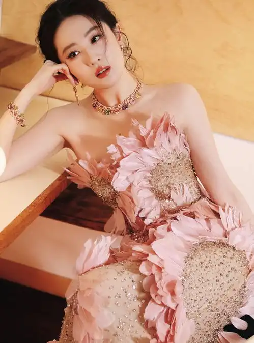 刘亦菲粉色包裙亮相品质盛典,公主发型显优雅,网友叹梦回白秀珠
