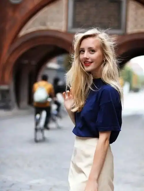 美女短t上衣外加短裙,尽显女性气质,浪漫又时髦