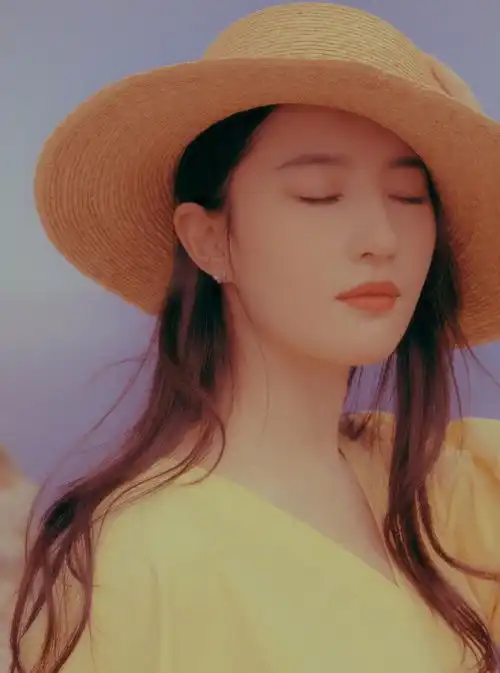 不愧是天仙刘亦菲,身穿黄色仙女裙又美又飒,攻气十足