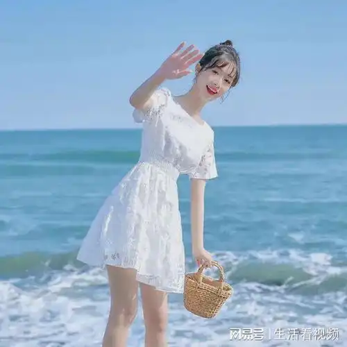 肤白貌美的女孩搭配一条短袖纯白连体裙,更显青春靓丽