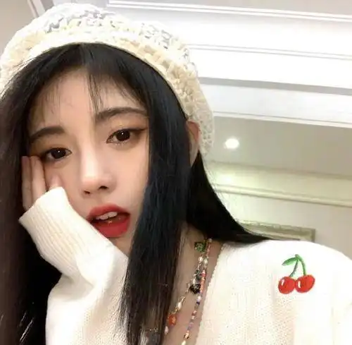 鞠婧祎为了美很努力一袭红裙雪中拍照,美成一朵绽放的红玫瑰