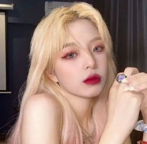 白色系女头像温柔耐看型