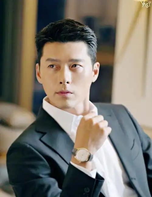 玄彬2022年帅照释出禁欲白西装vs坏坏黑皮衣,人格测验结果公开