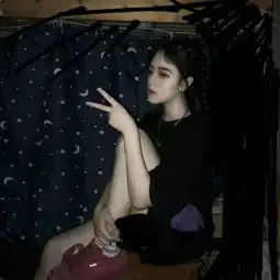 头像黑色系物品女生