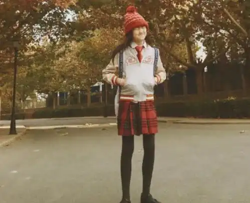 李亚鹏被传欠债几千万首度公开露面,女儿李嫣搞怪秀长腿气场十足