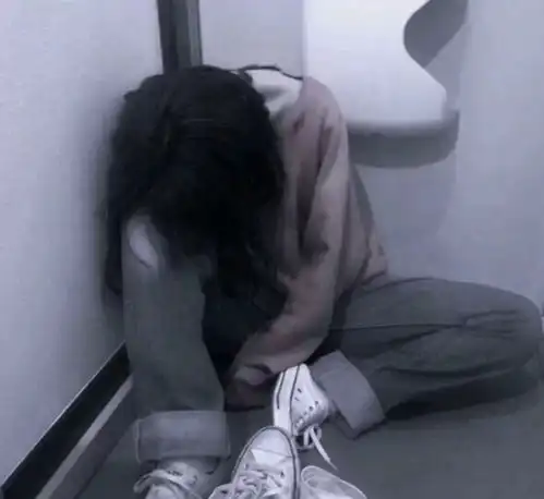 ins适合情绪低落时用的丧系女生头像