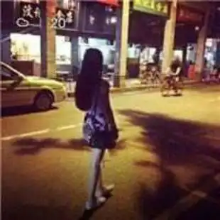 女生背影夜晚头像