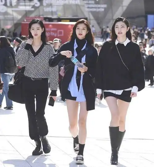 韩国女生不愧是亚洲最会穿,冬天黑色系穿搭,简约大气又高级