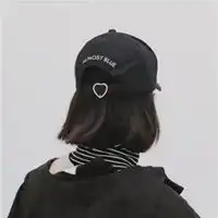 qq头像女生戴帽子黑白色