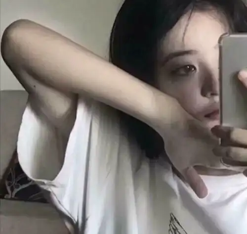 情绪低落的头像女
