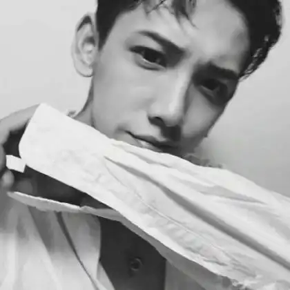 qq头像黑白男,是纯黑色的比较接近灰色