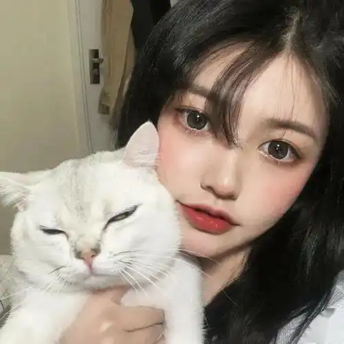 欧美系头像女抱猫撒娇