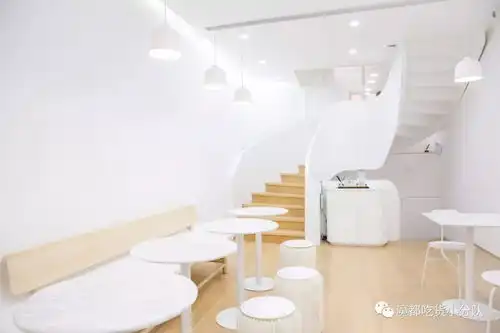 ins风纯白洋房咖啡,用烧杯喝