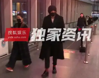 独家上演伪装者李荣浩一身黑只露眼睛