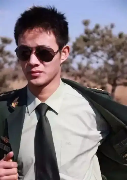 他肌肉不大,但帅过彭于晏暖过吴彦祖,他才是迷倒中国4亿少女心的公认男神