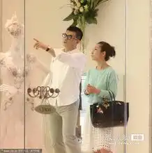 秦海璐拎名包逛街与男友看婚纱疑大婚将近