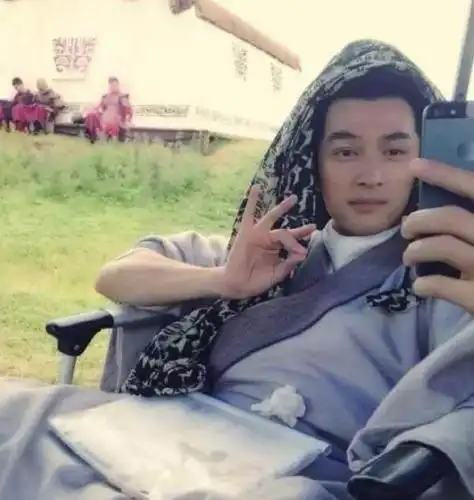 明星在片场好欢乐,赵丽颖呆萌,胡歌好撩人,热巴你要稳住啊