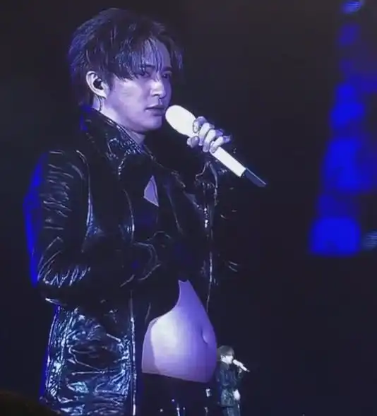 薛之谦演唱会掀衣大秀腹肌,镜头拉近后,网友直呼我要退票