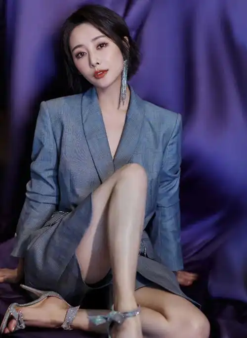 李纯真是个小腰精,西装里面直接穿黑色抹胸秀身材,又帅又a
