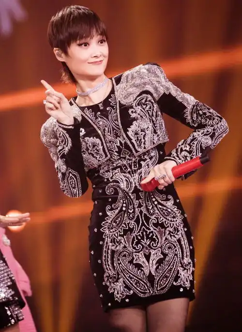 李宇春变得越来越会穿,把西装裙穿出高级感,女人味十足