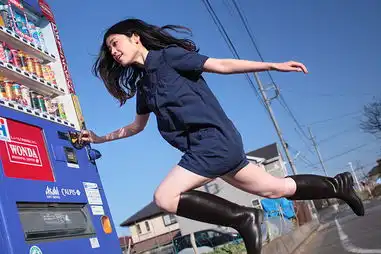 日本浮游少女拍摄系列诗意跳跃照片