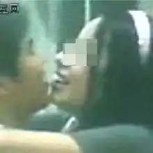 情侣拥吻遭偷拍地铁公司称系前员工用手机拍摄