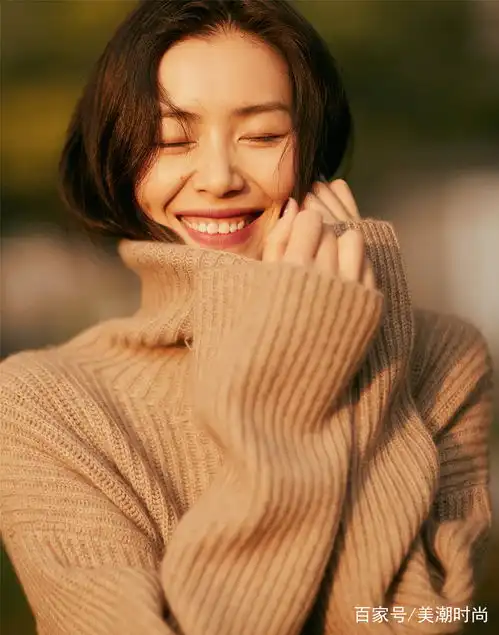 刘雯游西安古城,演绎大地色系的高级感,招牌笑容比毛衣更温暖